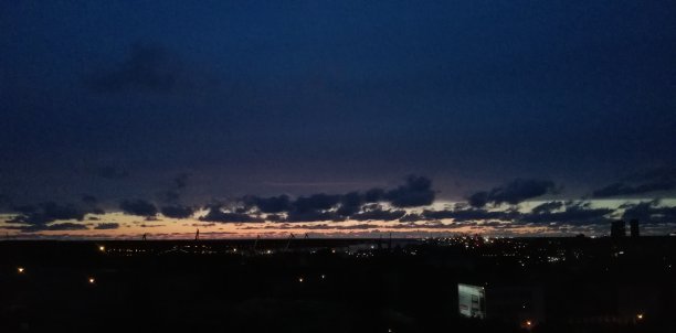 克莱佩达港港口日落图片下载