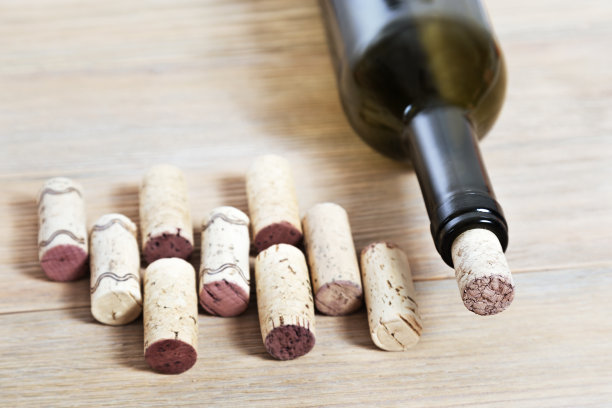 旧的木制背景上有软木塞的红酒玻璃瓶。关闭瓶颈关闭。有选择性的重点。健美的照片。图片下载