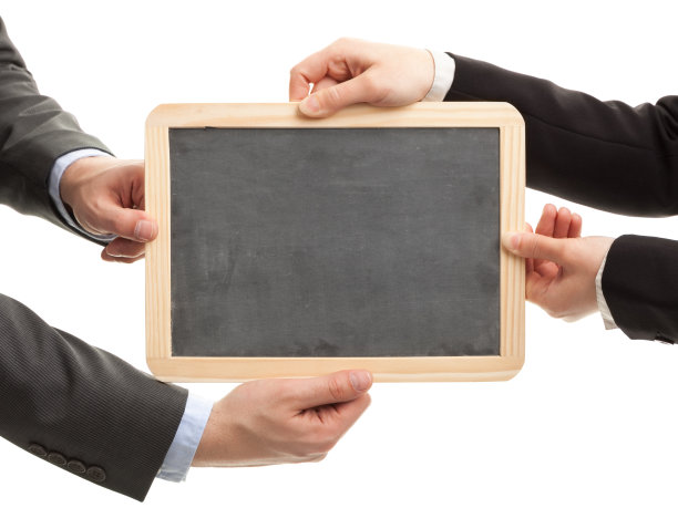 商人和女人拿着空白的黑板。商业、教育和沟通理念。图片下载