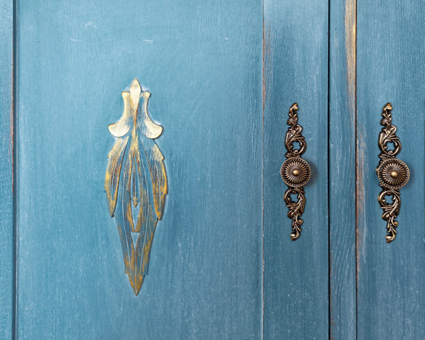 复古衣柜，旧家具。室内风格寒酸，家具采用纯朴的粉笔漆。手工普罗旺斯房间风格图片下载