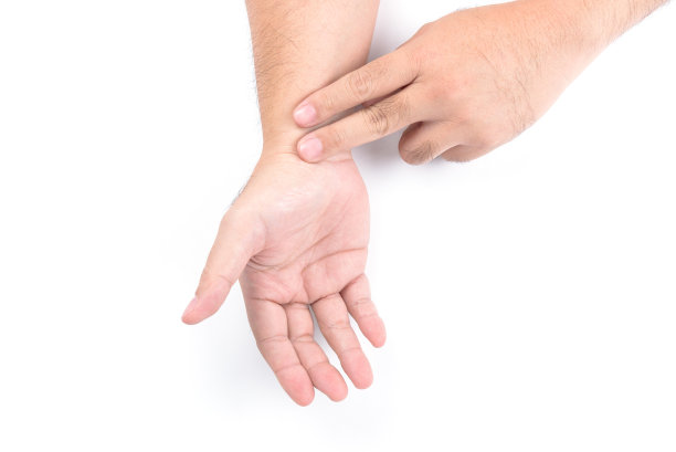 概念医疗保健或医疗:男性的手正在检查在手腕孤立的白色背景脉搏。图片下载