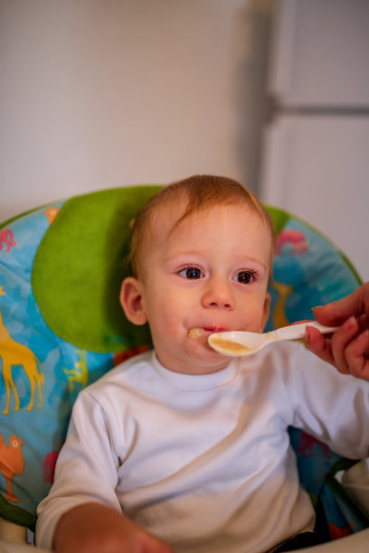 微笑的脏宝宝喜欢吃东西图片下载