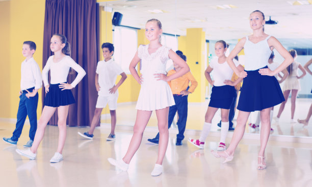 孩子们在舞蹈课上学习舞蹈动作图片下载