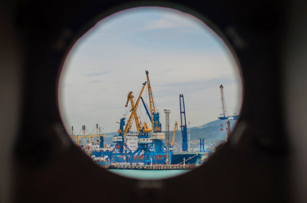 从舷窗观察货运站。图片下载