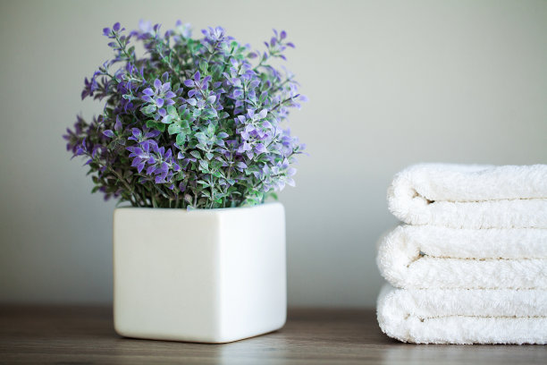 水疗中心。白色棉布毛巾用于水疗浴室。毛巾的概念。酒店和按摩院照片。纯洁和温柔。毛巾纺织图片下载