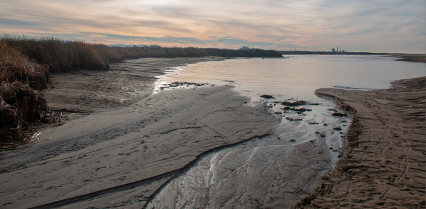 美国加州文图拉的圣克拉拉河河口，水位正在下降图片下载