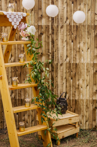 木楼梯上的蜡烛花边和绿叶，旁边的退格图片下载