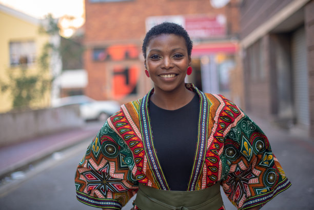 穿着鲜艳衣服的漂亮女人的肖像图片下载