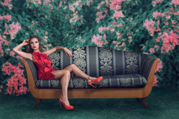 年轻时尚的女人在花园里摆姿势图片下载