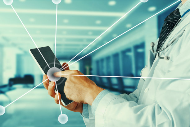 医疗保健和医学中的增强现实。医生使用数码平板电脑图片下载