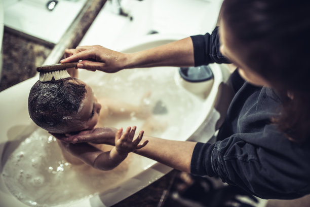 细心的妈妈给她的宝宝洗澡图片下载