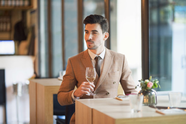 年轻英俊的绅士图片下载