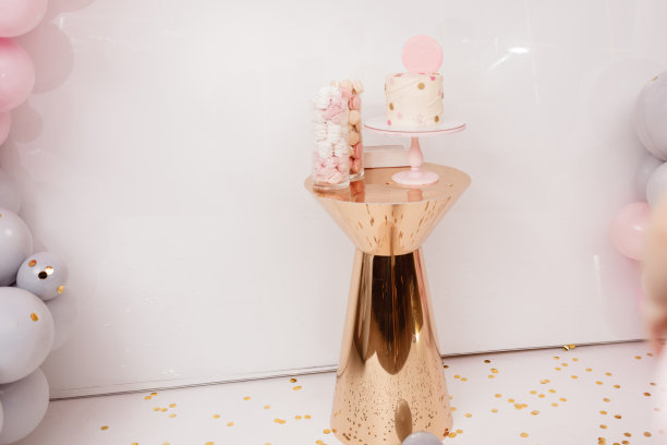 美味的婚宴。生日蛋糕背景气球派对装饰。副本的空间。庆祝活动的概念。时髦的蛋糕。糖果酒吧。桌子上有糖果，甜点图片下载