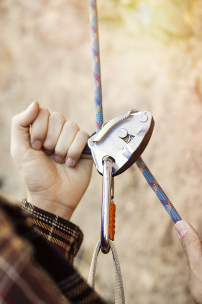 一个带着绳子和卡枪的保护员。图片下载