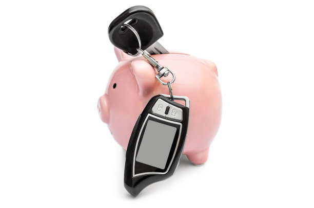 白色背景上有车钥匙的储蓄罐。图片下载