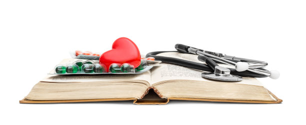 带听诊器的书，白色背景的红心和药丸。图片下载