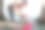 小女孩向后伸展的漂亮照片。她用手握住她的脚。这位年轻女士正在帮助她正确地做运动。它们正在向河岸延伸。图片下载