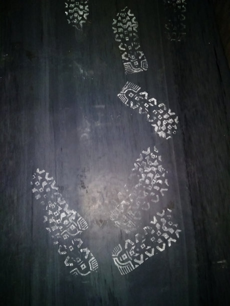 在地板上留下脚印。图片下载