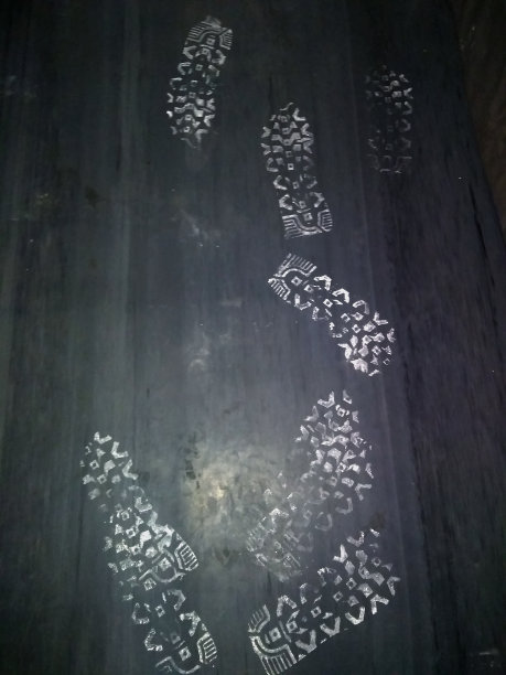 在地板上留下脚印。工人靴子的脚印。图片下载