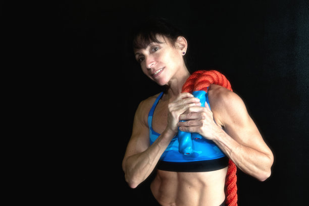 女性健美运动员与加重绳摆姿势图片下载