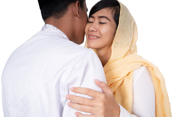 穆斯林夫妇拥抱开斋节穆巴拉克图片下载