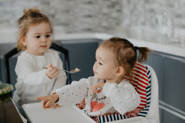 快乐有趣的孩子们吃着午餐图片下载