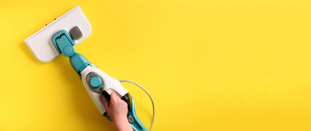 黄色背景上的蒸汽清洁拖把。俯视图，平放。带有拷贝空间的横幅。清洁服务理念图片下载