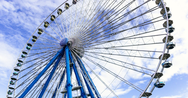 旋转木马，摩天轮，游乐园。图片下载