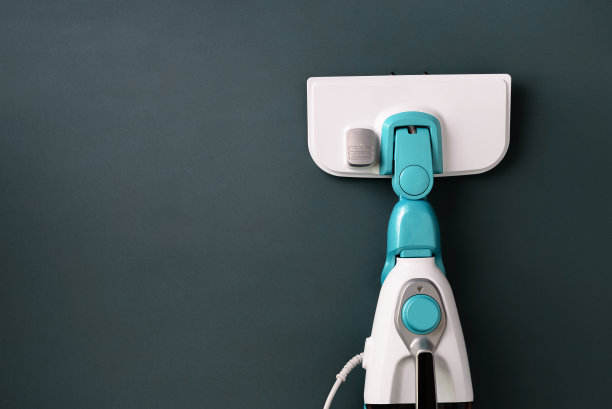 灰色背景上的蒸汽清洁拖把。俯视图，平放。带有拷贝空间的横幅。清洁服务理念图片下载