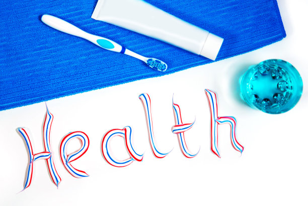 “健康”这个词用牙膏写在白色的背景上图片下载