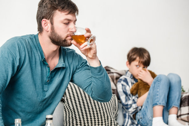 男孩和父亲酗酒的社会问题概念男子喝酒的特写图片下载