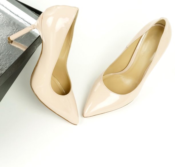 女士高跟鞋浅粉色，米色的白色背景。平躺，俯视图时尚美女背景。本空间图片下载