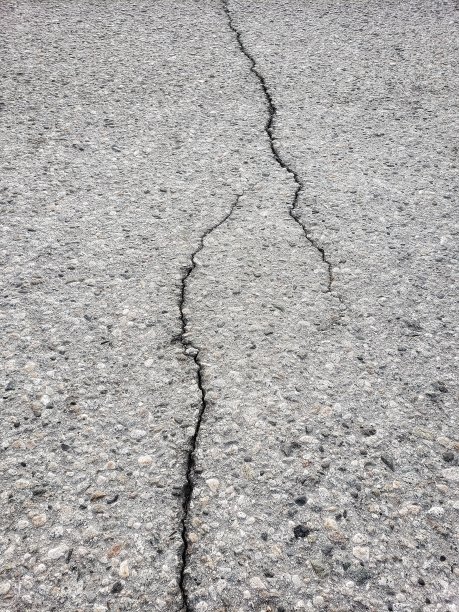 裂缝在沥青图片下载