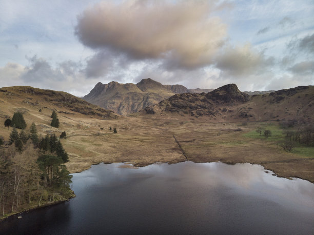 英国湖区的Blea Tarn和langdale Range的独特无人机日出景观图片图片下载