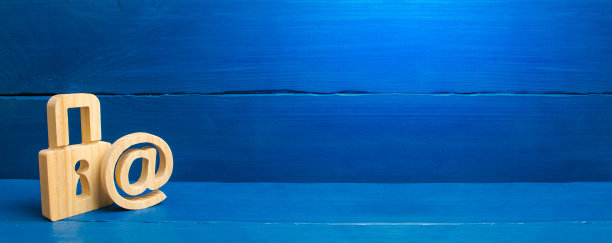 保护数据和个人信息。黑客攻击，黑客攻击，病毒。可靠的帖子。电子邮件符号和锁。保障个人资料及通讯私隐。图片下载