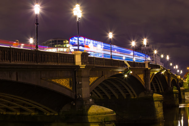 伦敦的夜间巴士图片下载