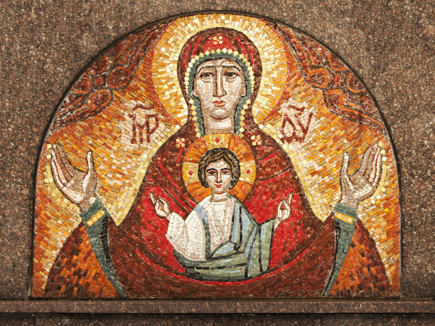 上帝之母与耶稣同在。古老的民族石头图片(宗教，基督教，信仰概念)图片下载