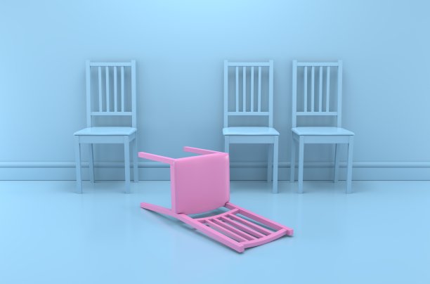 3把蓝色椅子和1把粉色椅子被掀翻图片下载