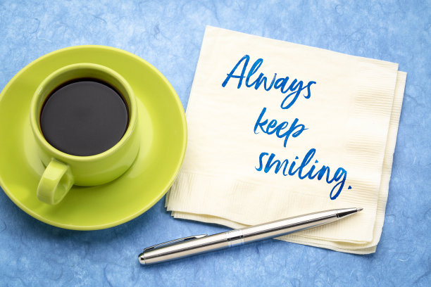 在餐巾纸上写微笑的文字图片下载