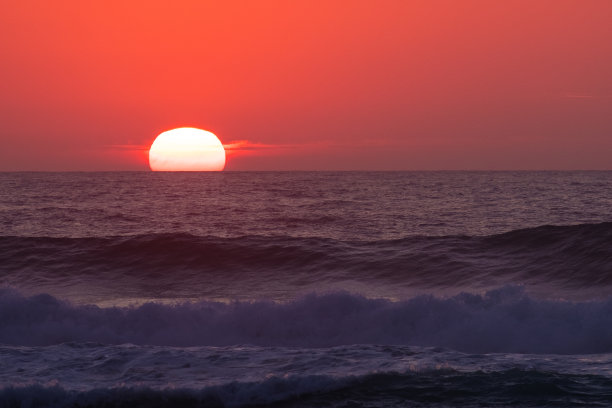 美丽的日落在阿德拉加海滩，葡萄牙图片下载