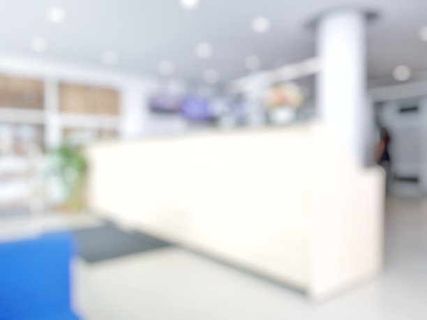 模糊抽象背景的病人登记在医院前台。模糊的护士接待员在医疗诊所照顾新客户。将接待区与工作人员离焦。医疗保健的概念。图片下载