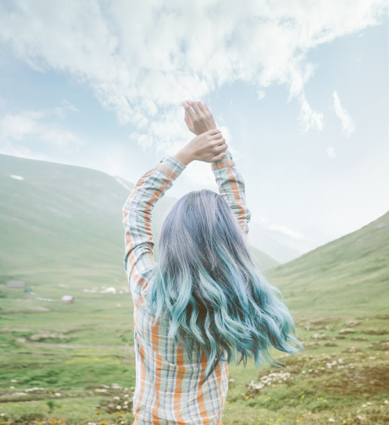 夏天山里的快乐女人。图片下载