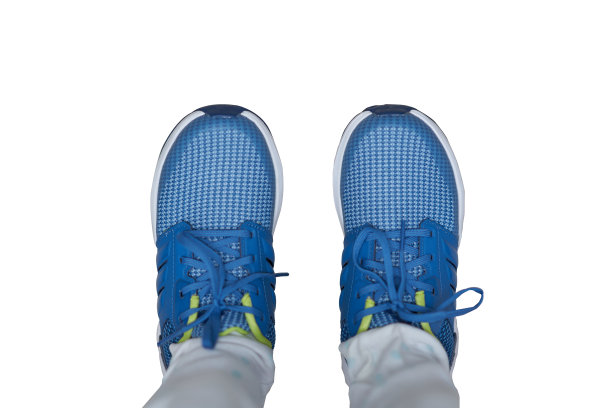 蓝色运动鞋上穿，顶视图上孤立的白色背景图片下载