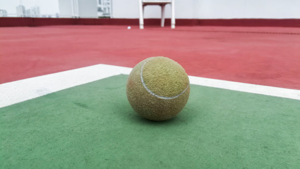 在室外网球场上的网球图片下载