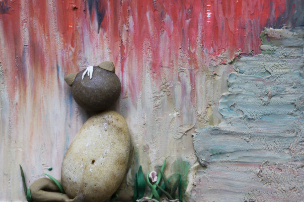 坐着小猫和饱经风霜的砖墙图片下载