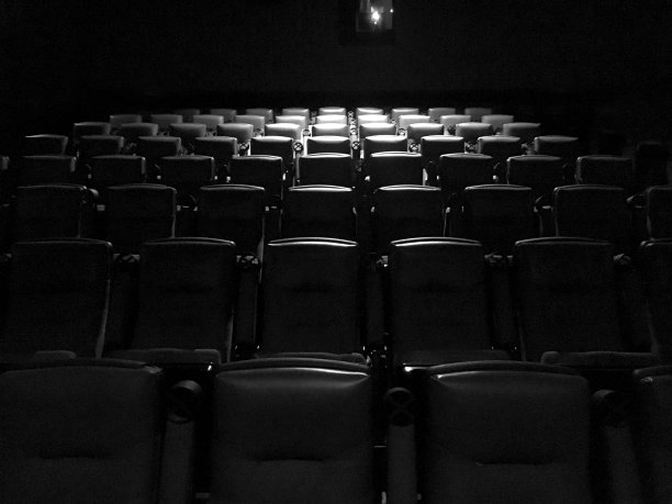 黑暗电影剧院座位礼堂百老汇表演音乐会电影图片下载