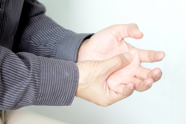 电脑使用者的手会对手指造成疼痛和伤害。从综合征，健康和物理概念图片下载