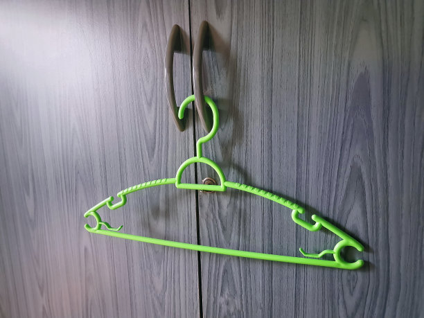 近距离的绿色塑料衣架在壁橱图片下载