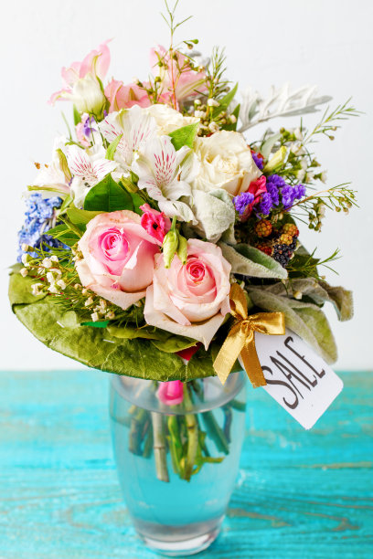 一束粉红色玫瑰，百合，绿叶的浪漫照片图片下载