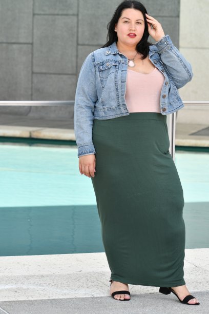 年轻女子与手寺庙图片下载